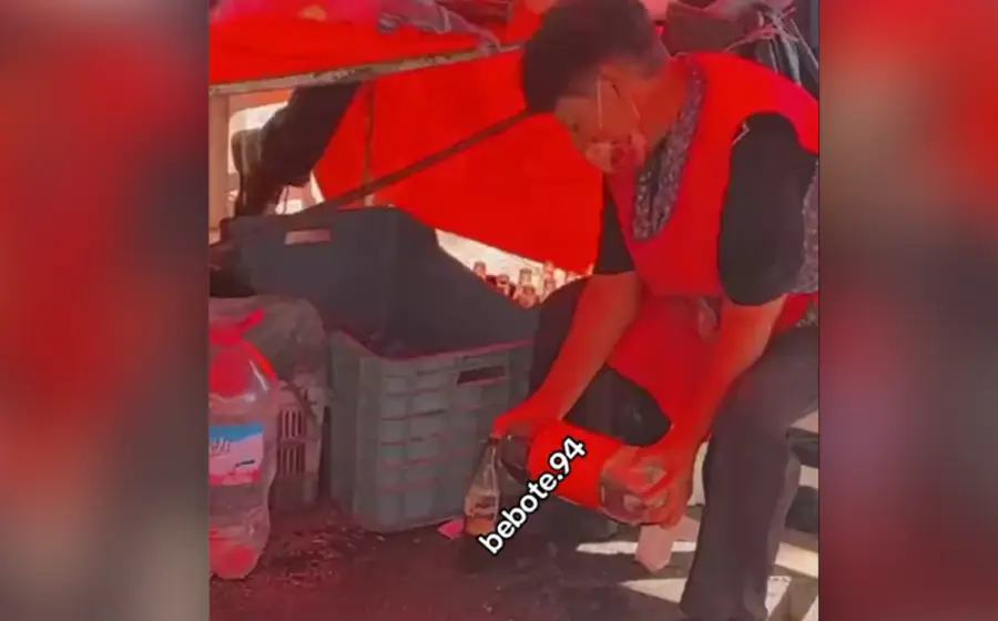 captan_tianguista_rellenando_botellas_coca