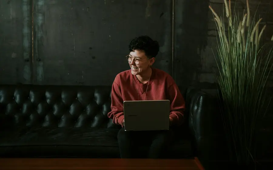 Persona con laptop