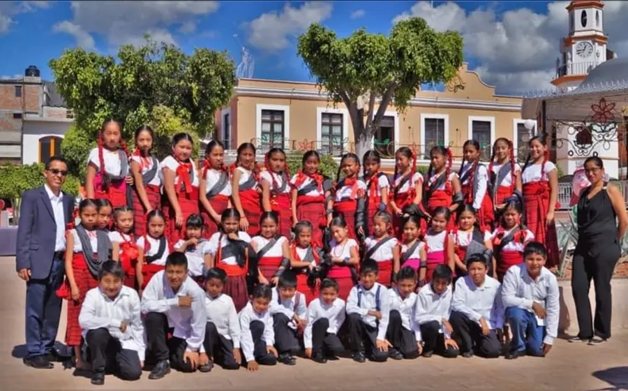 profesor_crea_coro_infantil_mitla