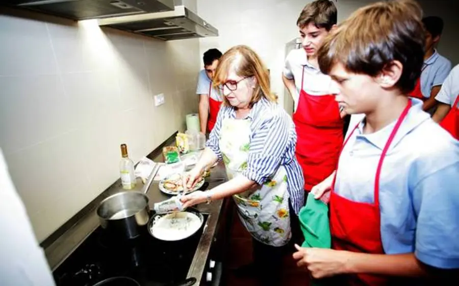 menores_lavan_platos_cocinan_cosen