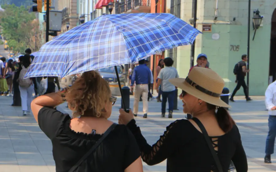 sombrilla-personas-caminando-centro
