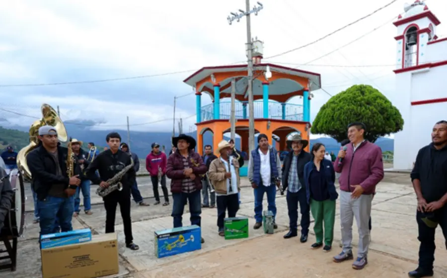 gobernador_oaxaca_instrumentos_musicales