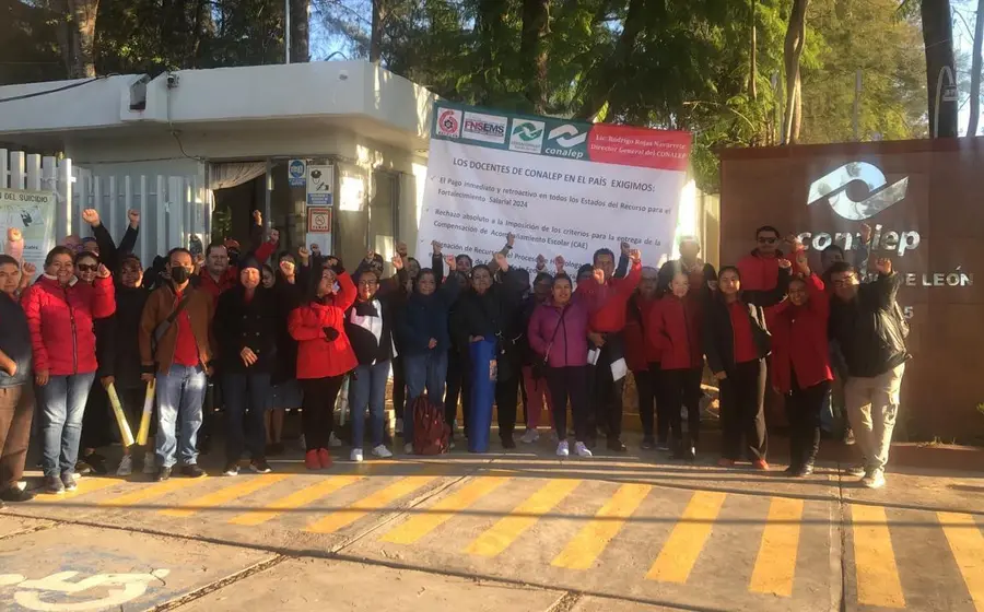 Los docentes protestaron afuera del Conalep en Huajuapan.