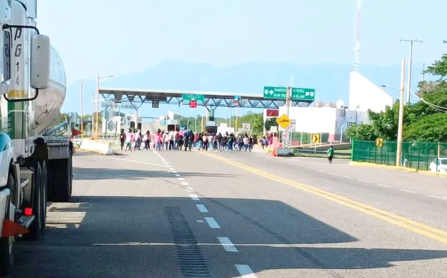 Usuarios reportaron actitud agresiva de parte de los "jóvenes encapuchados" al exigirles dinero.
