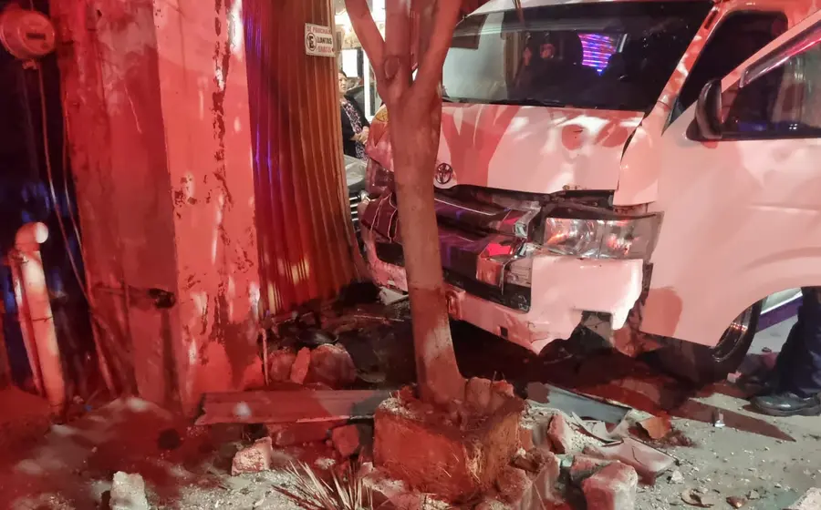 La camioneta quedó con daños cuantiosos en la parte frontal.