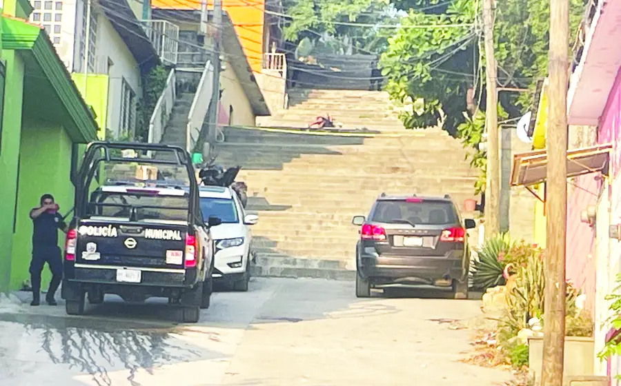 La policía llegó a la escena para iniciar las investigaciones.