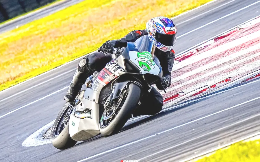 Corriendo al lado de los mejores, el piloto oaxaqueño Gael Arreola se quedó cerca del podio en la categoría superxtreme.