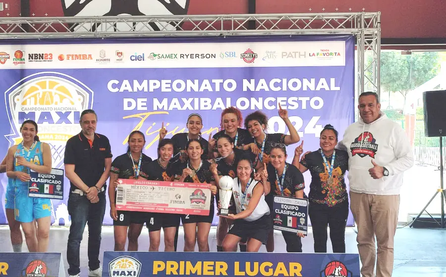 Tras recibir el trofeo de campeonas.