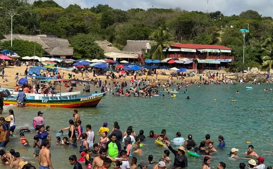 El turismo nacional disfruta de las diversas playas como Puerto Angelito, Manzanillo, Carrizalillo y la Bahía Principal.