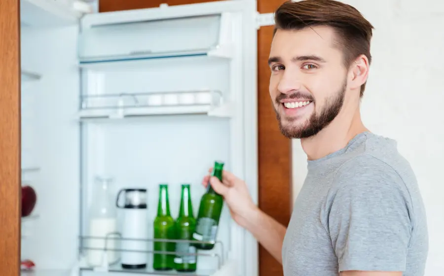Persona con refrigerador abierto