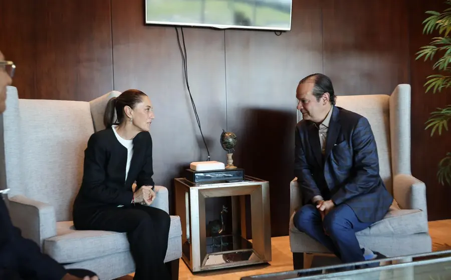 La Presidenta de México, Claudia Sheinbaum Pardo, sostuvo una reunión con el canciller de Panamá, Javier Martínez-Acha Vásquez, durante su paso por ese país.