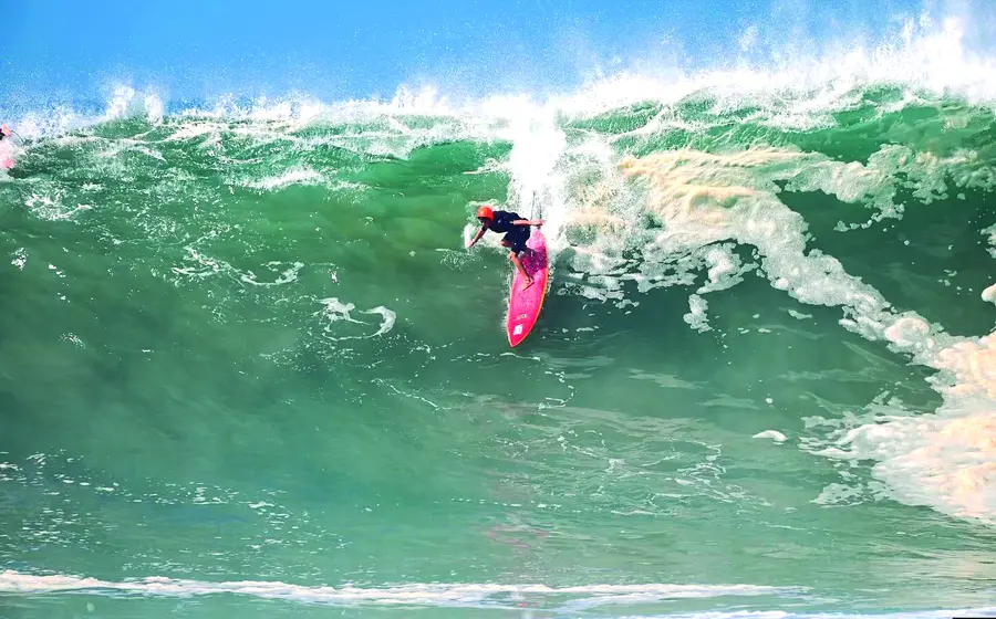 Buen nivel de surfing extremo exhibe el tradicional torneo de noviembre, International Zicatela Mexican Pro 2024, que repartirá una bolsa de 700 mil pesos entre los campeones.