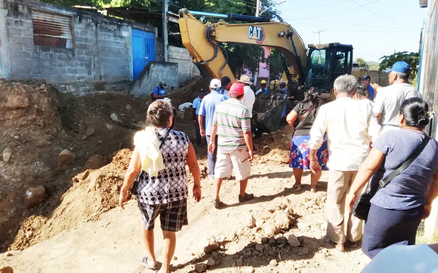 Los vecinos irrumpieron en la zona de los trabajos por espacio de dos horas.