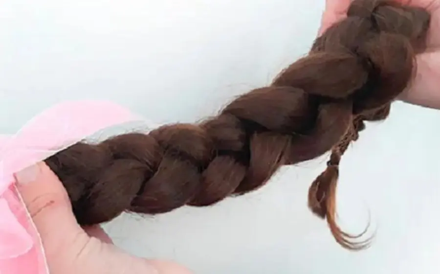 Xhunashi dejó su cabello para donarlo a una menor con cáncer.