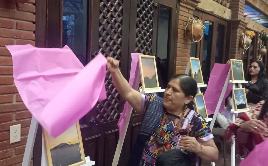 La autora fue develando cada una de sus obras.