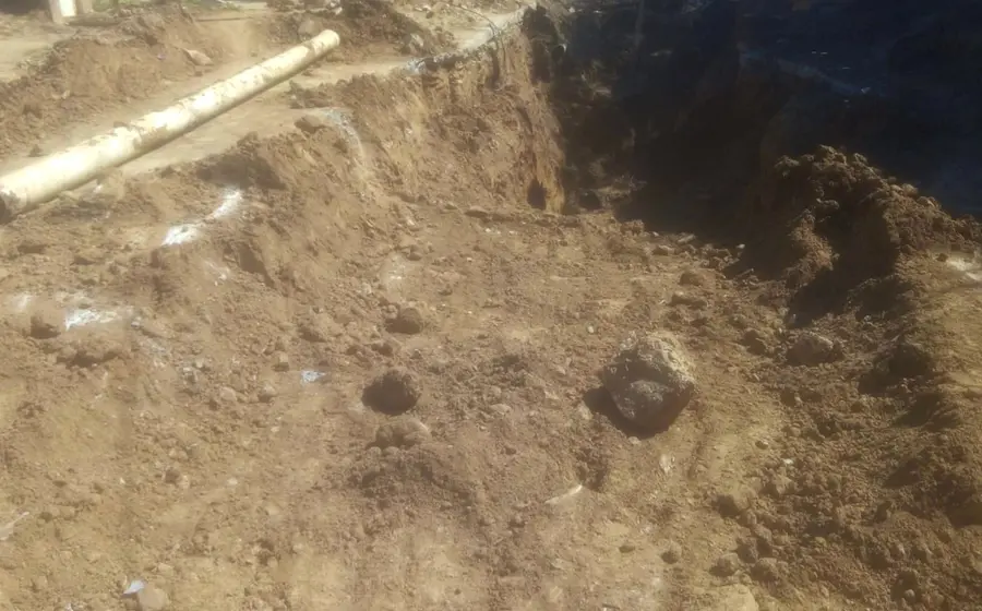 Los trabajos de una obra de drenaje ocasionaron la ruptura de tubería de la red de agua potable.