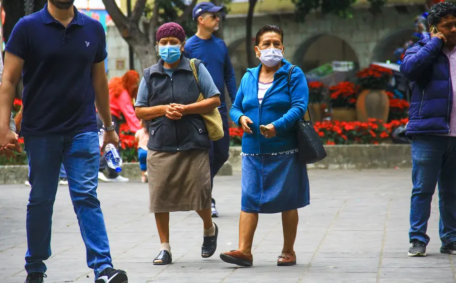 Vestir con ropa gruesa, calzado cerrado, además de usar suficientes cobijas durante la noche, es muy importante cubrir cabeza, manos y pies para mantener la temperatura