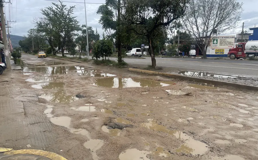 automovilistas_conducen_baches_carreteras_oaxaca