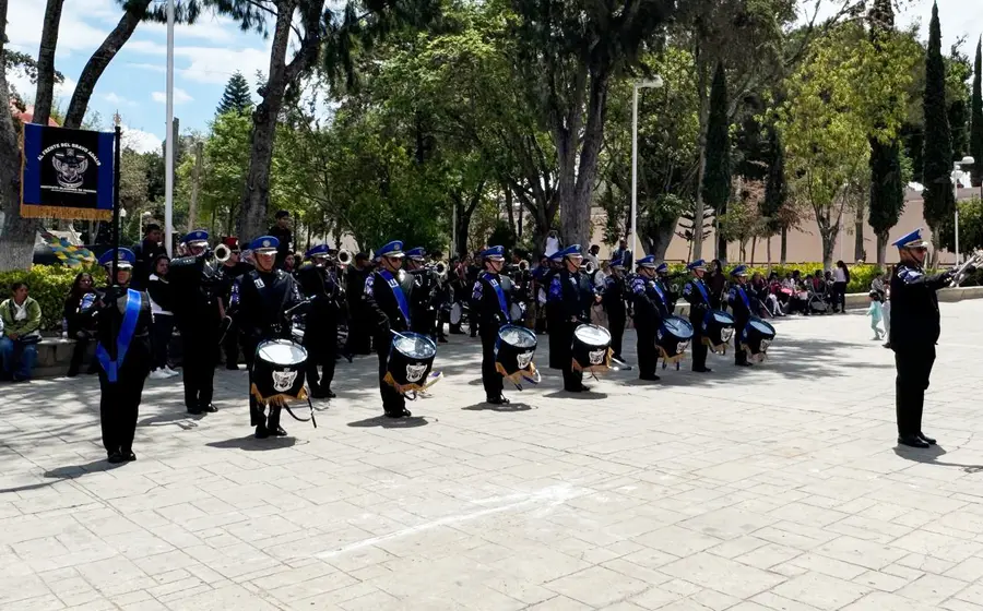 La banda de guerra está integrada por 14 estudiantes de nivel secundaria.