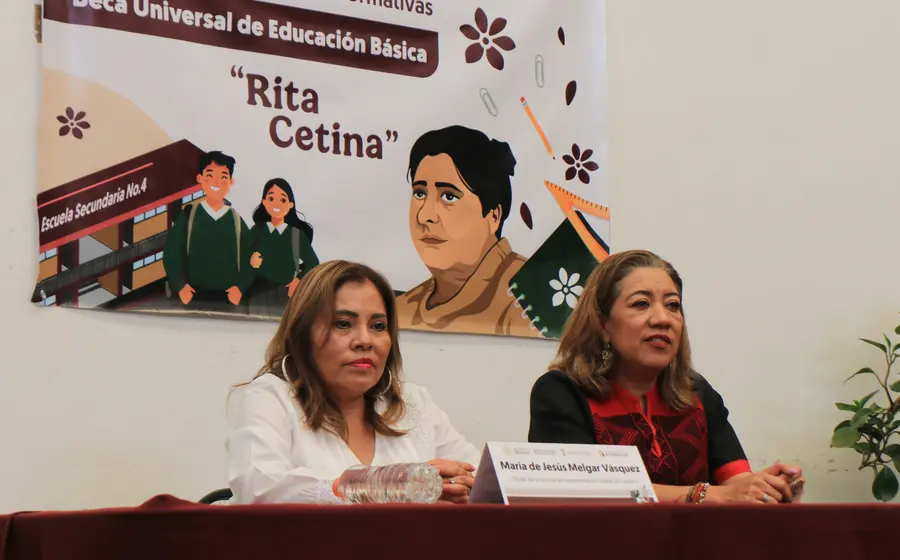 La responsable en Oaxaca de Becas Bienestar, Marichuy Melgar y la delegada de la Secretaría de Bienestar, Nancy Ortiz, en conferencia de prensa.