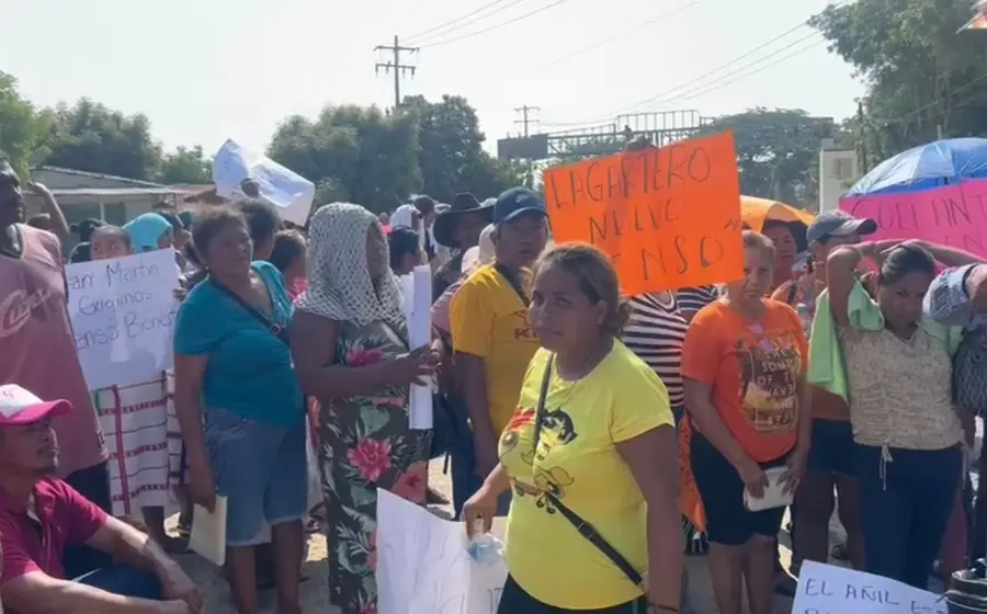 El cierre de la carretera federal 200 mantuvo paralizado el flujo vehicular.