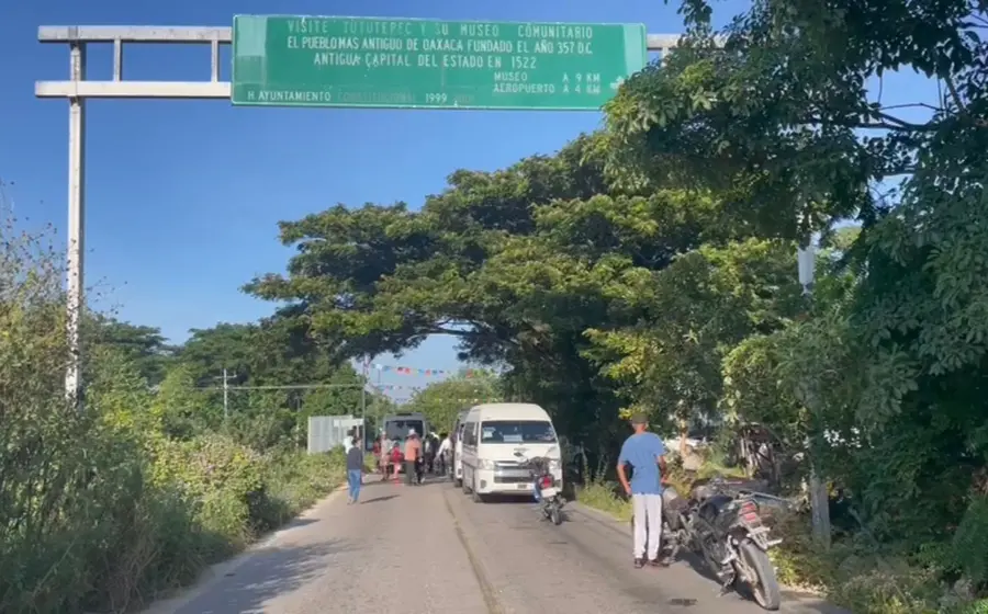 Pobladores de Chacahua, El Azufre y Charco Redondo, activaron un bloqueo sobre la carretera federal Costera 200 Pinotepa Nacional – Salina Cruz.