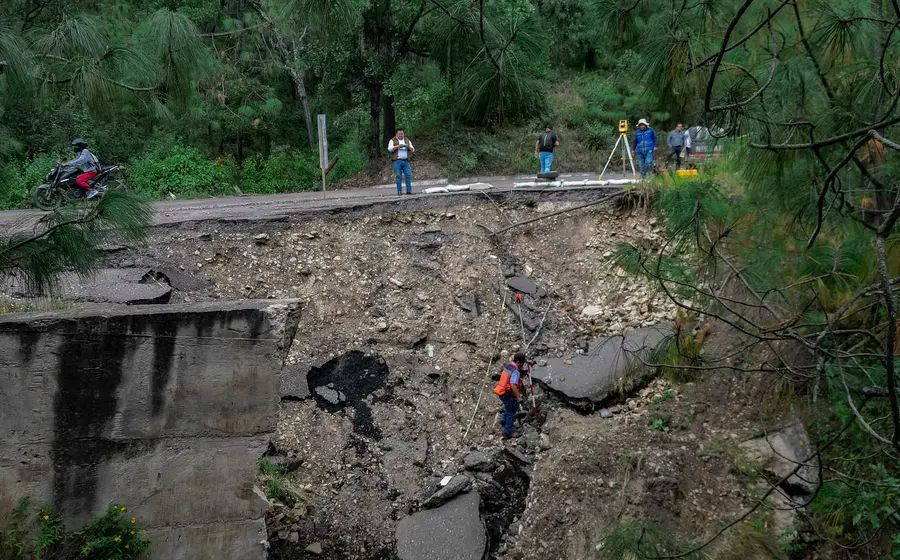 Inician trabajos de reconstrucción del tramo carretero a la altura del paraje “Tierra azul”.