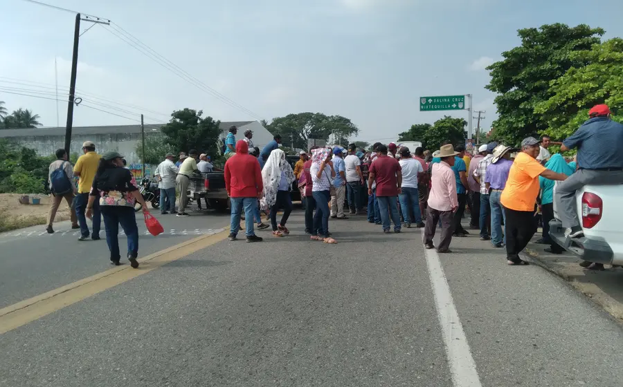 Las movilizaciones incluyeron un bloqueo sobre la carretera Transístmica, frente a las oficinas de Conagua.