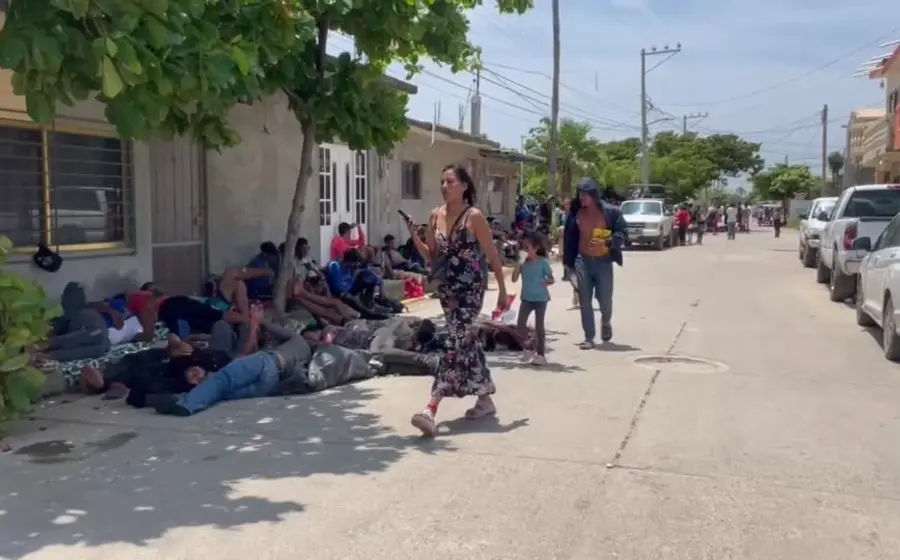 Dos grupos de migrantes avanzan hacia Oaxaca;  uno más se quedó en La Ventosa y valoran la propuesta del INM de ir a una estación migratoria.