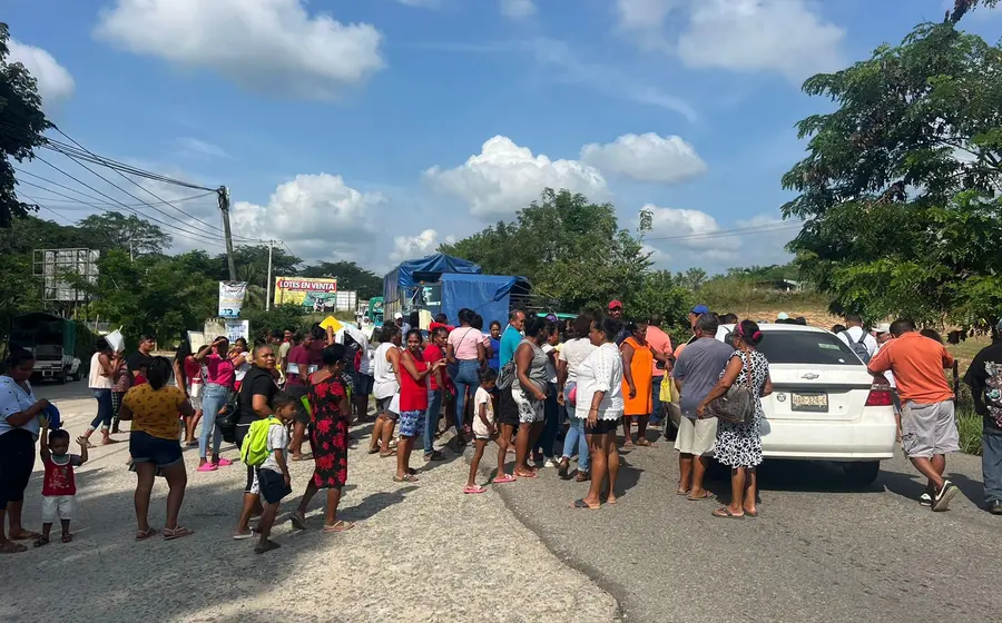 Pobladores de la comunidad afromexicana de Corralero bloquearon ayer la carretera federal Costera 200 Pinotepa Nacional–Acapulco.
