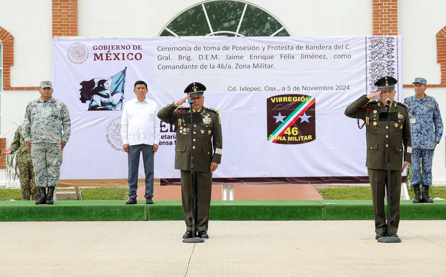 Asiste Salomón Jara a toma de posesión del Comandante interino de la 46 Zona Militar de Ciudad Ixtepec.
