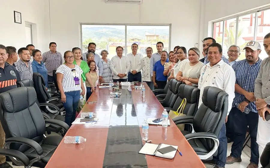 El presidente municipal de Pinotepa Nacional, Antonio Marbel Jiménez Meza y su Cabildo, se reunieron este martes con el presidente municipal electo, Héctor Baños Toscano y concejales electos para el periodo 2025–2027.