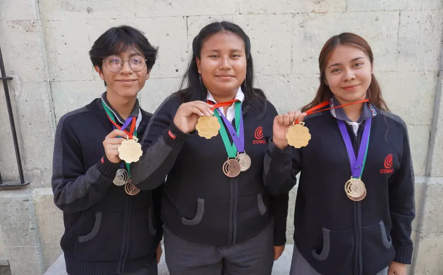 Lluvia Hernández Sánchez, María Fernanda Velasco Pérez y Ricardo Sánchez Cruz, son estudiantes del quinto semestre del COBAO 01 Pueblo Nuevo.