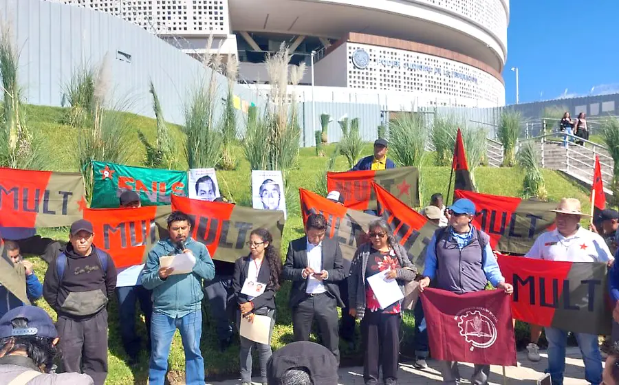 Los familiares son revictimizados al ser citados por la defensa jurídica de los detenidos como si fueran responsables de la desaparición forzada.