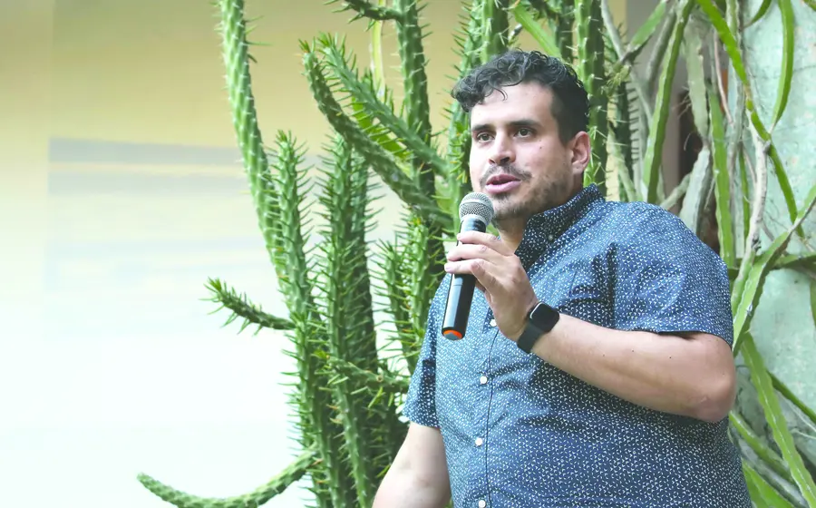 Formado en la Escuela Activa de Fotografía en la Ciudad de México, donde de- sarrolló las bases técnicas que lo han llevado a destacarse a nivel internacional.