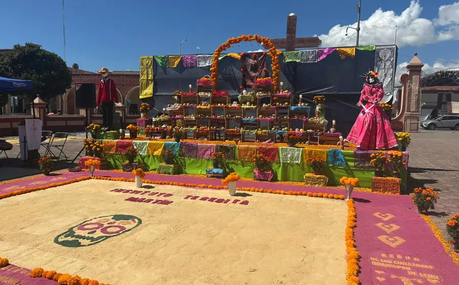El 31 de octubre, se instaló un altar monumental frente a la Catedral de Huajuapan de León.