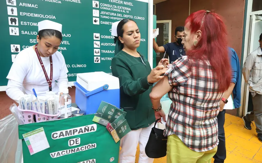 Es importante aplicarse las vacunas contra la influenza y COVID-19 y aumentar el consumo de vitamina C, indica el Instituto.