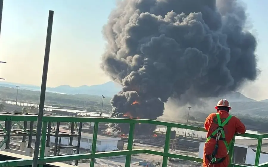 En el área de Efluentes de la refinería se registró un voraz incendio.