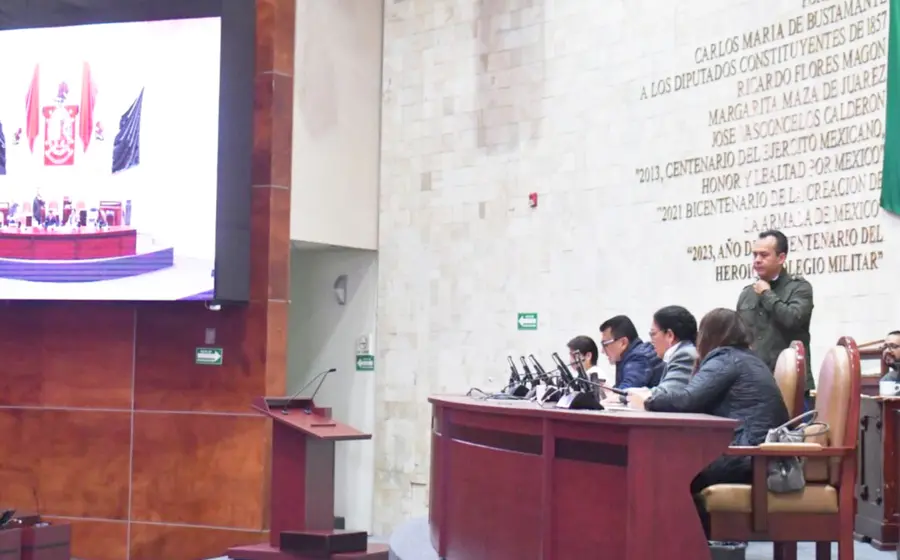 El artículo 107 reformado establece que no procederá el juicio de amparo contra adiciones o reformas a esta Constitución.