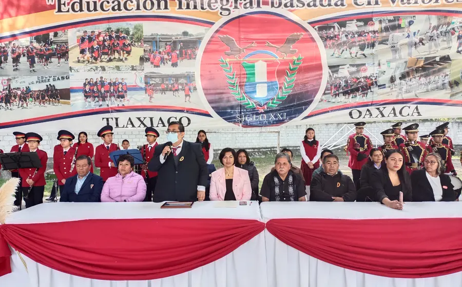 El profesor Fortino Bautista, director de la Escuela Siglo XXI, dio la bienvenida a los participantes.