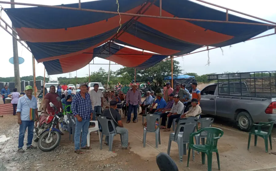 Los ejidatarios se organizaron y pararon los trabajos; han retenido los camiones que transportan el material.