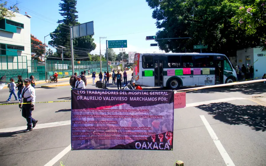 Marchan y cierran vialidades para rechazar incorporación al IMSS Bienestar.