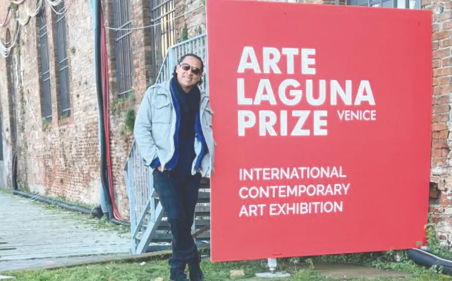 Orgullo oaxaqueño que triunfa como finalista en el Premio Arte Laguna, celebrado en Venecia Italia.