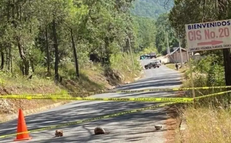 Tres personas fallecieron al chocar una motocicleta con un montacargas