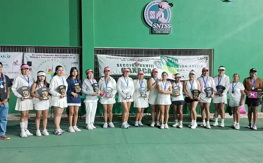 Campeonas y finalistas de las distintas divisiones en la premiación.