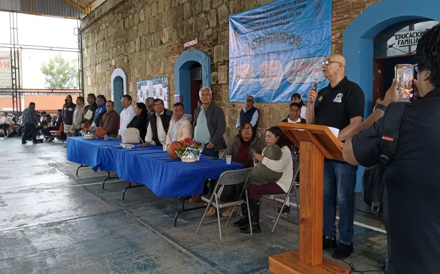 El presidente de la Asociación de Baloncesto Oaxaqueño le tomó la protesta a los equipos participantes.