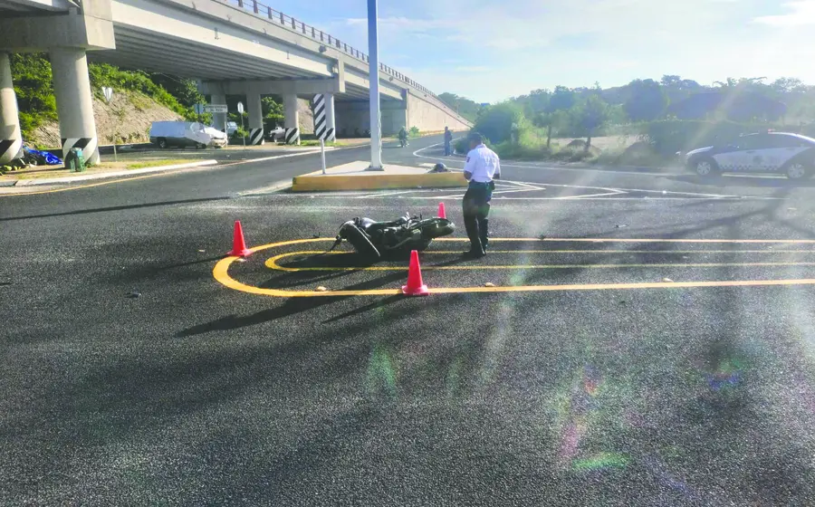 En el puente elevado de la desviación a Santa María Huatulco, ocurrió otro accidente de motocicleta.