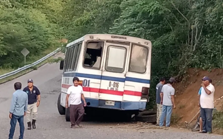 Un autobús que transportaba una banda de música infantil chocó contra el paredón de un cerro en la sierra mixe zapoteca.