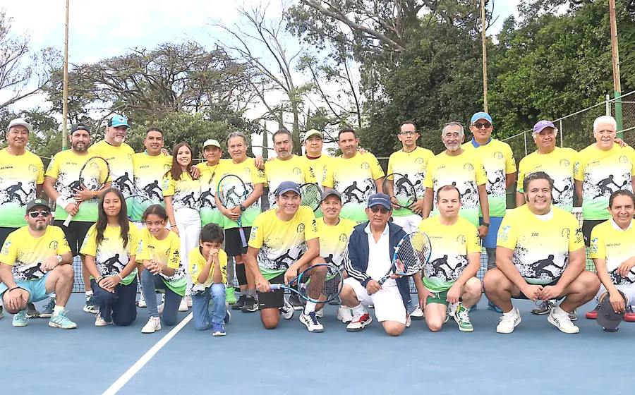 Los médicos participantes y el homenajeado con sus familiares, en la foto general del recuerdo