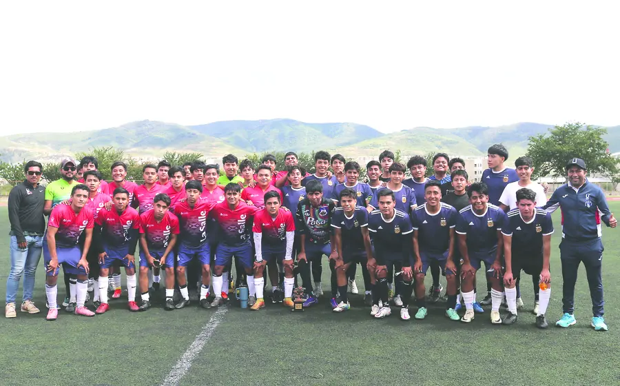 Los dos equipos, UABJO y La Salle, se tomaron la foto juntos al término de la Final